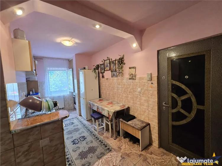 Apartament cu 2 camere decomandat în Triaj