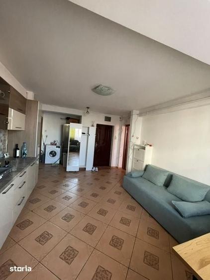 Apartament cu 3 camere semidecomandat în Craiovița Nouă