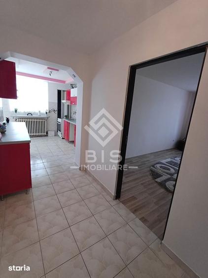 Apartament cu 3 camere decomandat, mobilat în Sud