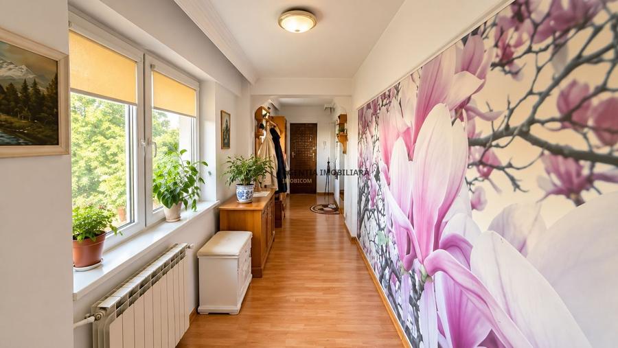 Apartament cu 4 camere decomandat în P-ța Victoriei