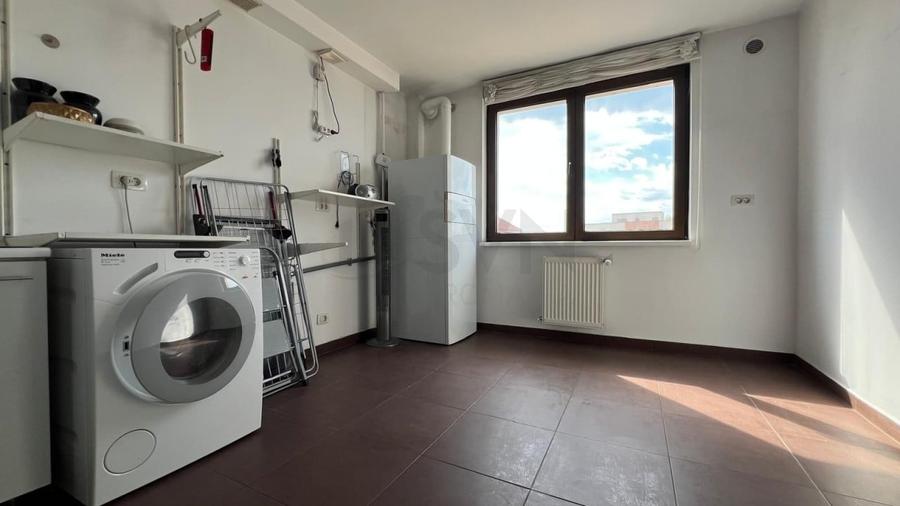 Apartament cu 6 camere decomandat în Sisești