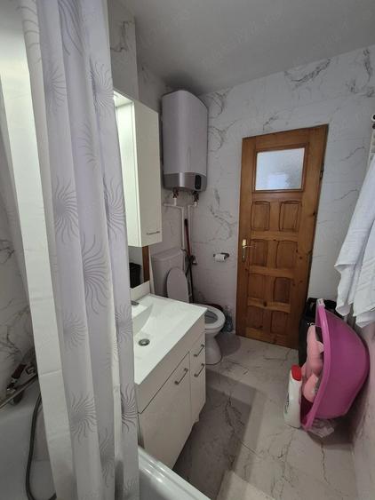 Apartament cu 3 camere semidecomandat, mobilat în Sud