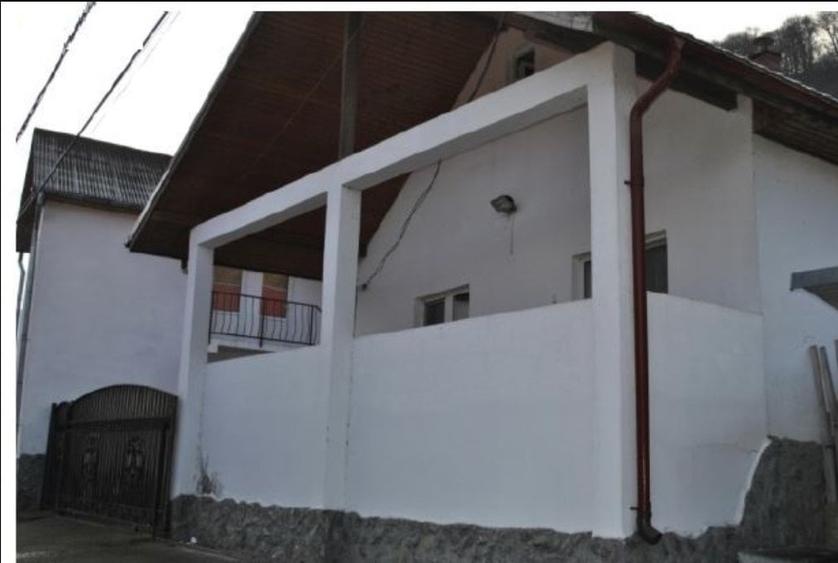 Casă individuală cu 6 camere cu Teren 4843 Mp în Robești