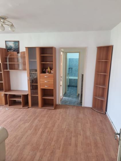 Apartament cu 2 camere semidecomandat în Dumbrăvița