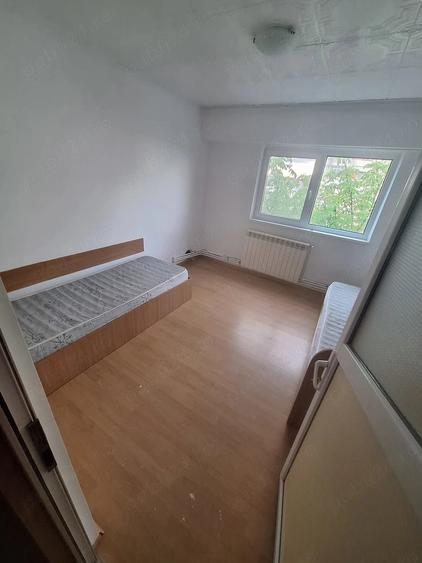 Apartament cu 3 camere decomandat în Sud