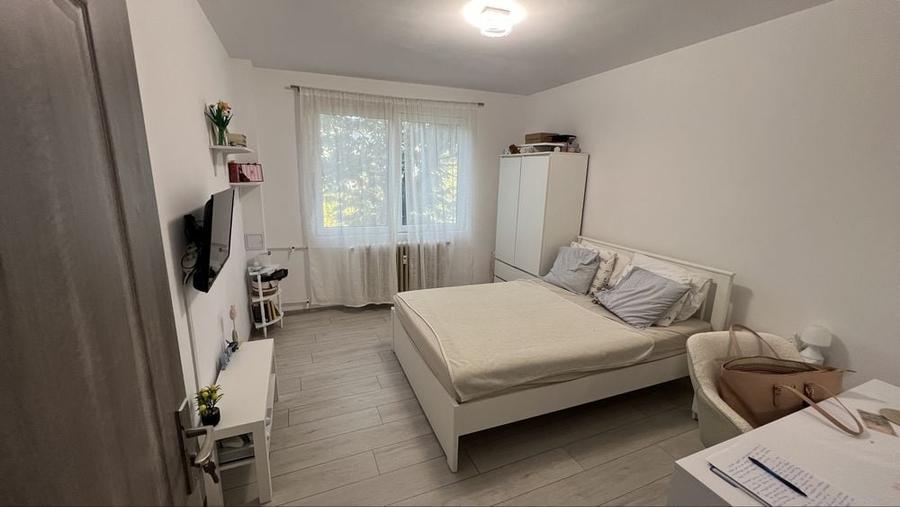 Apartament cu 4 camere semidecomandat în Apusului