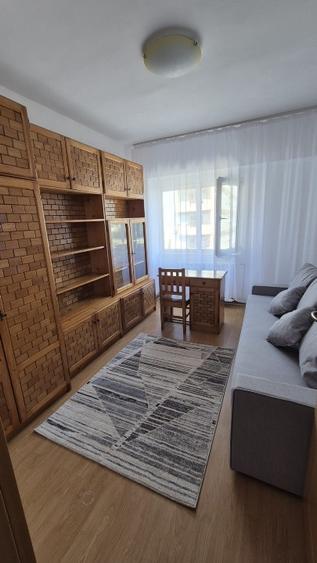 Apartament cu 3 camere decomandat în Între Lacuri