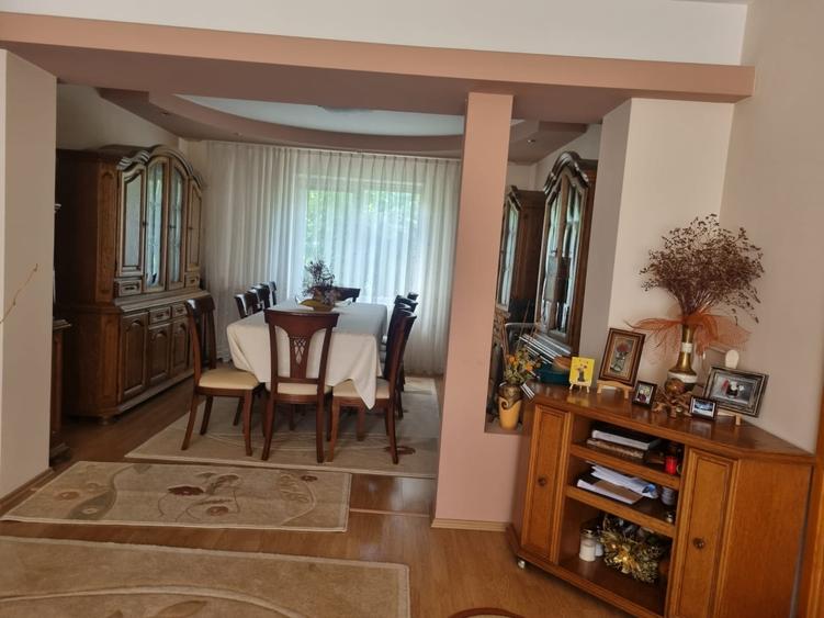 Casă individuală cu 10 camere cu Teren 2500 Mp în Central
