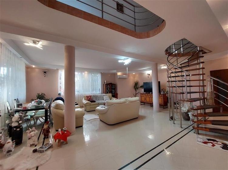 Casă individuală cu 15 camere cu Piscina în Fântânele