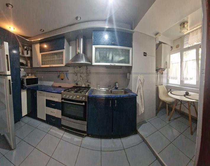 Apartament cu 3 camere semidecomandat, mobilat în Central