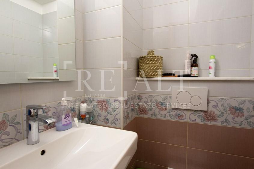 Apartament cu 3 camere semidecomandat, mobilat în P-ța Victoriei