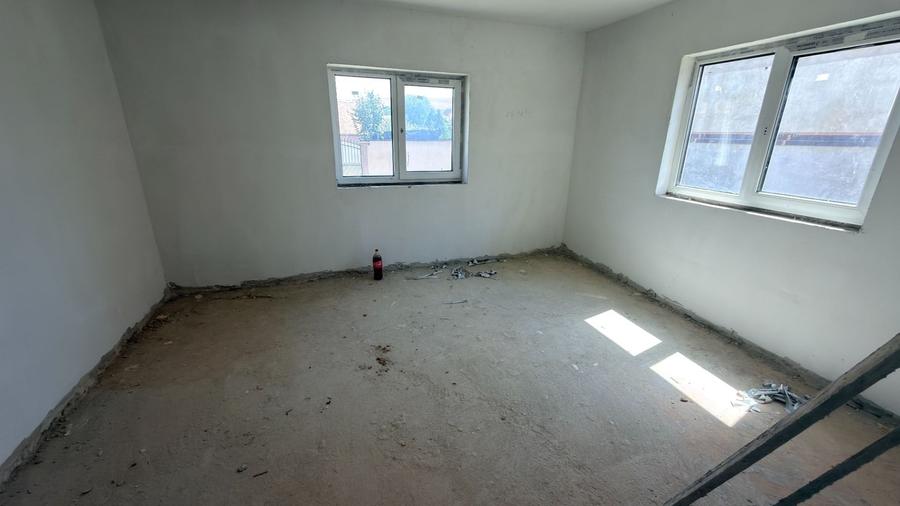 Casă cu 7 camere cu Teren 380 Mp în Poplaca