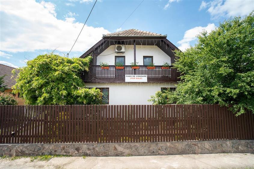Casă cu 5 camere cu Teren 1000 Mp în Sălard