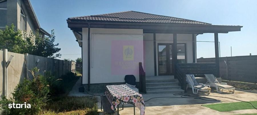 Casă cu 4 camere în Săbăreni