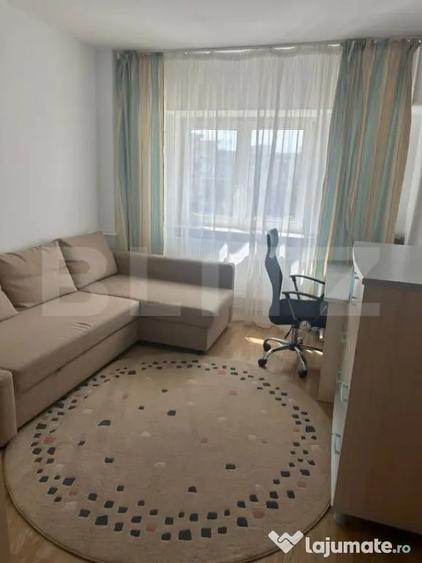Apartament cu 4 camere semidecomandat în Calea București