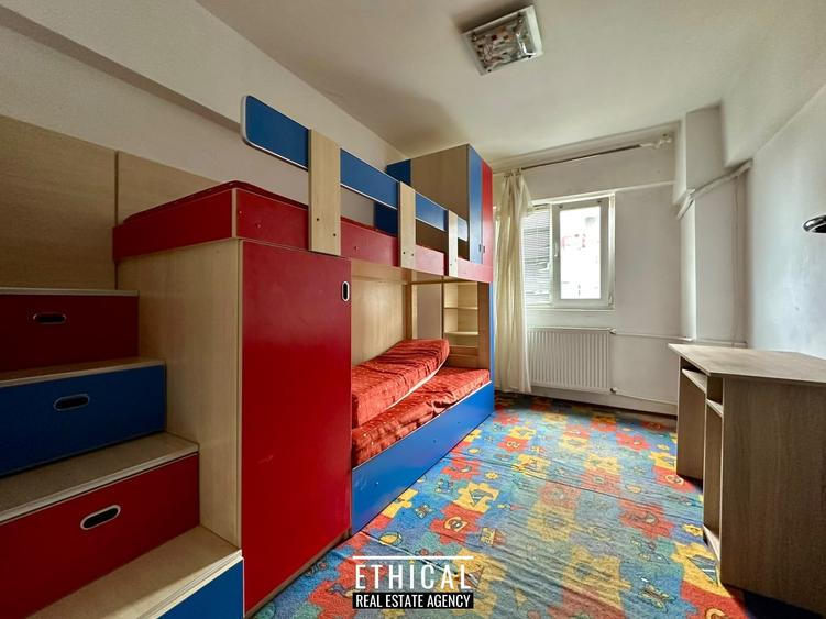 Apartament cu 3 camere decomandat în Drumul Taberei