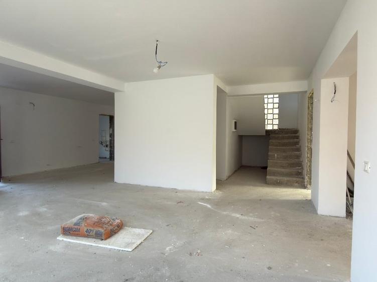 Casă individuală cu 5 camere cu Teren 700 Mp în Primăverii