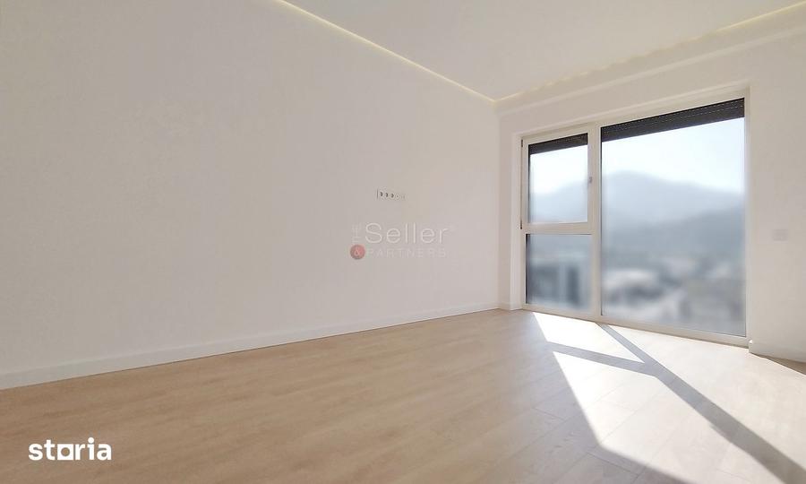 Apartament cu 5 camere decomandat în Astra