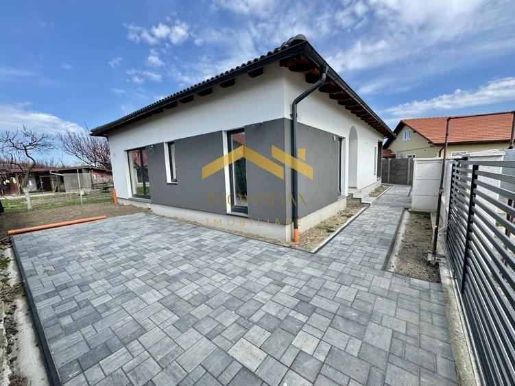Casă individuală cu 3 camere cu Canalizare în Utvin