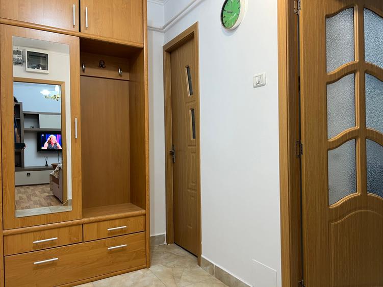 Apartament cu 2 camere semidecomandat în P-ța Victoriei