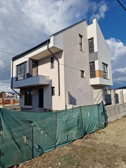 Casă individuală cu 4 camere cu Canalizare în Central