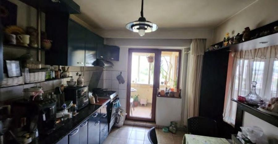 Apartament cu 3 camere decomandat, mobilat în Buzaului