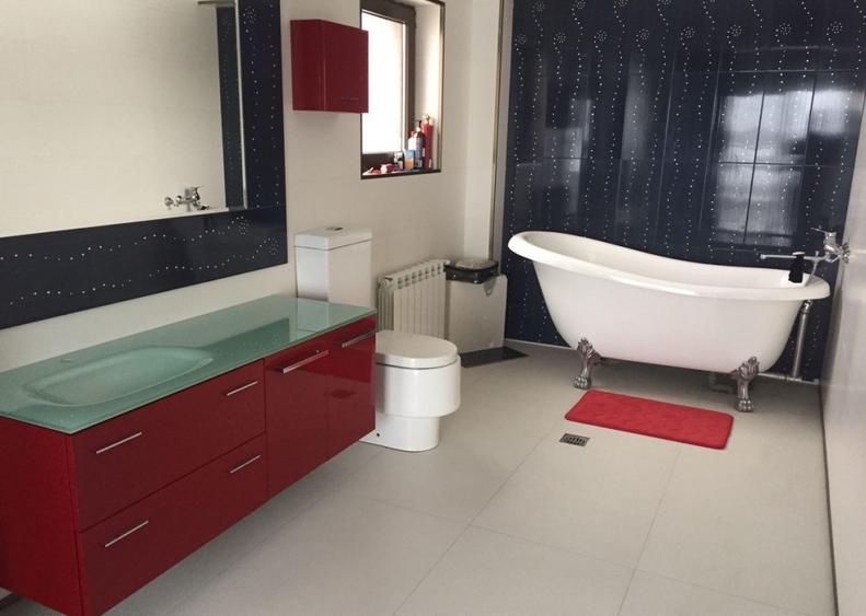 Casă individuală cu 5 camere cu Canalizare în Theodor Pallady