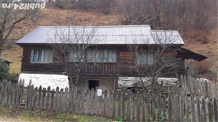 Casă cu 3 camere cu Teren 4900 Mp în Central