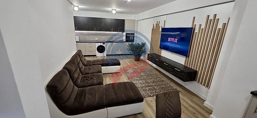 Apartament cu 3 camere semidecomandat, mobilat în 1 Mai