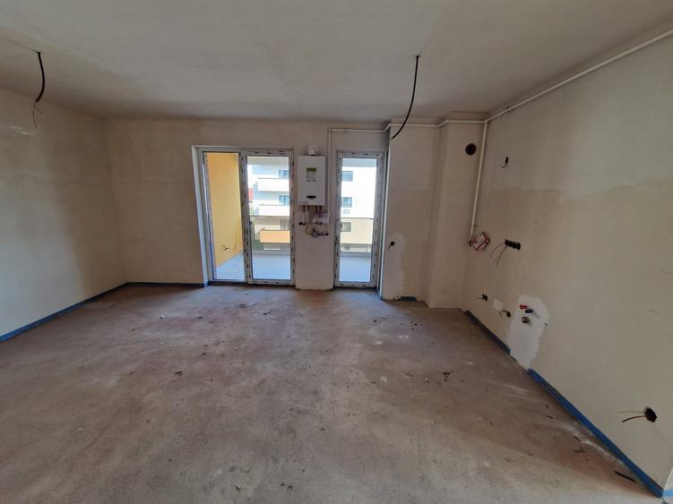 Apartament cu 3 camere semidecomandat în Florești