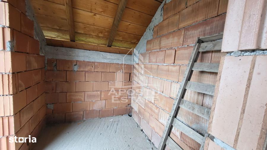 Casă cu 5 camere cu Teren 480 Mp în Peciu Nou