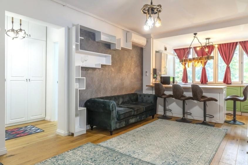 Apartament cu 3 camere semidecomandat, mobilat în Parcul Circului