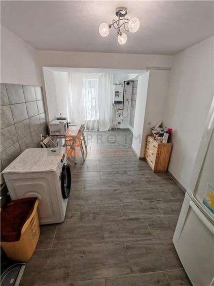 Apartament cu 4 camere semidecomandat în 1 Decembrie