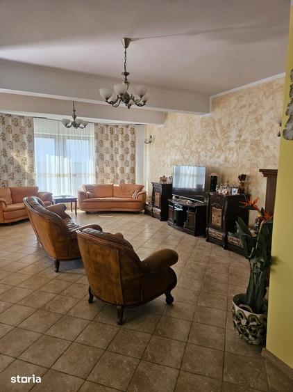 Casă cu 6 camere cu Teren 600 Mp în Bordei