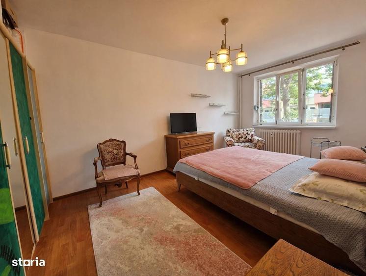 Apartament cu 3 camere semidecomandat în Teiul Doamnei