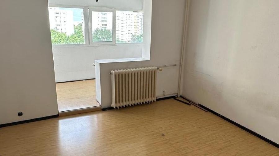 Apartament cu 4 camere semidecomandat în Colentina