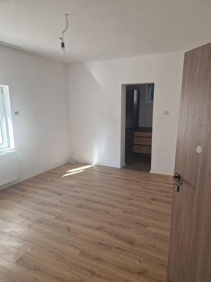 Apartament cu 3 camere decomandat în Exterior Vest
