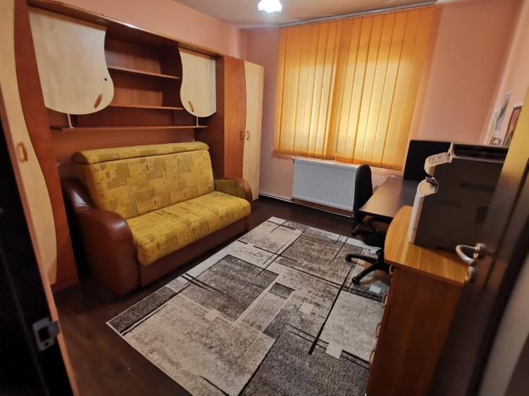 Apartament cu 3 camere decomandat în Milcov