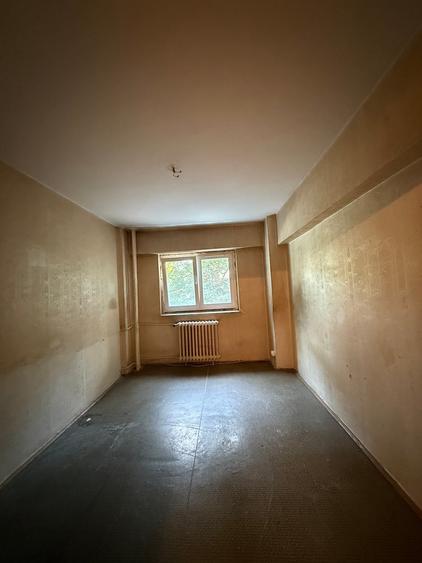 Apartament cu 3 camere semidecomandat în Păcii