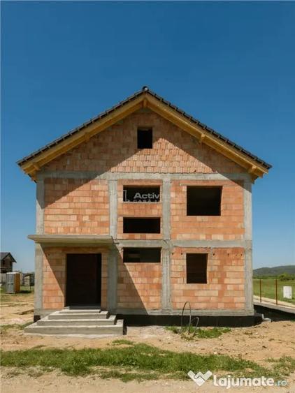 Casă cu 5 camere cu Teren 400 Mp în Central