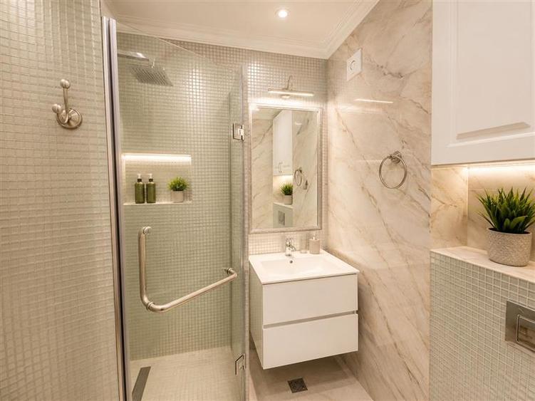 Apartament cu 3 camere decomandat, mobilat în Noua