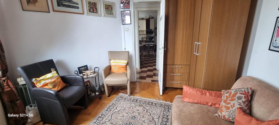 Apartament cu 4 camere semidecomandat în Calea Victoriei