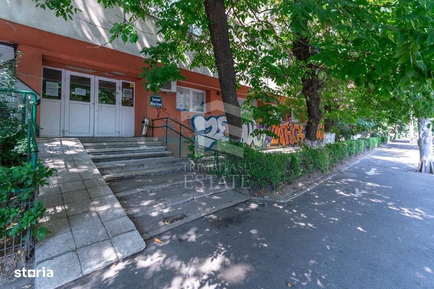 Apartament cu 3 camere semidecomandat în Mihai Bravu