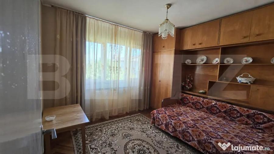 Apartament cu 3 camere semidecomandat în Micro 16