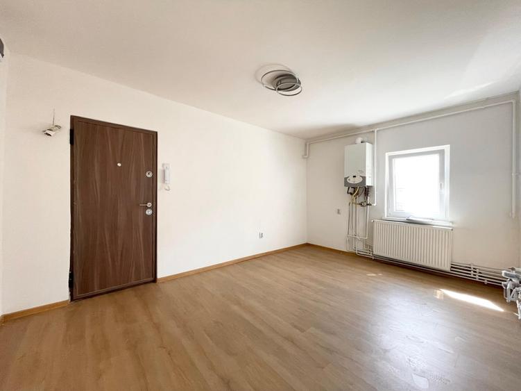Apartament cu 2 camere semidecomandat în Soarelui
