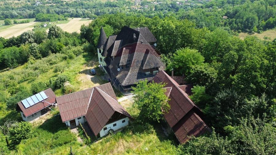 Casă cu 10 camere cu Teren 24700 Mp în Berchezoaia