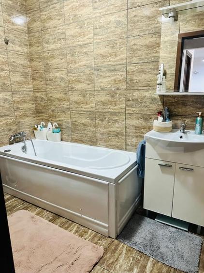 Apartament cu 3 camere semidecomandat, mobilat în Iris