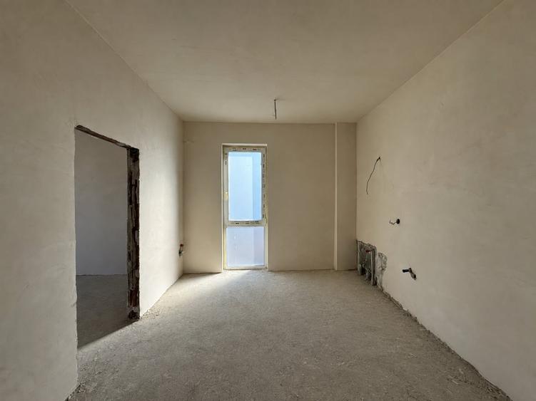 Apartament cu 6 camere decomandat în Dâmbul Rotund