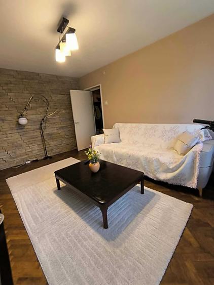 Apartament cu 4 camere semidecomandat în Central