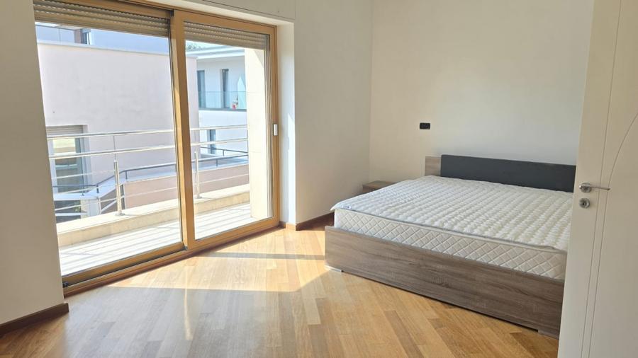 Apartament cu 5 camere decomandat în Primăverii